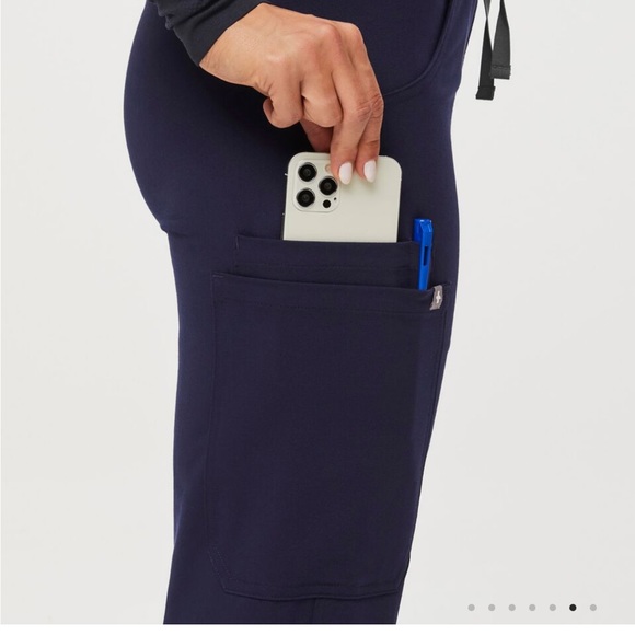 FIGS Kade Cargo scrub pants in Navy Blue, Size XS - Picture 4 of 11